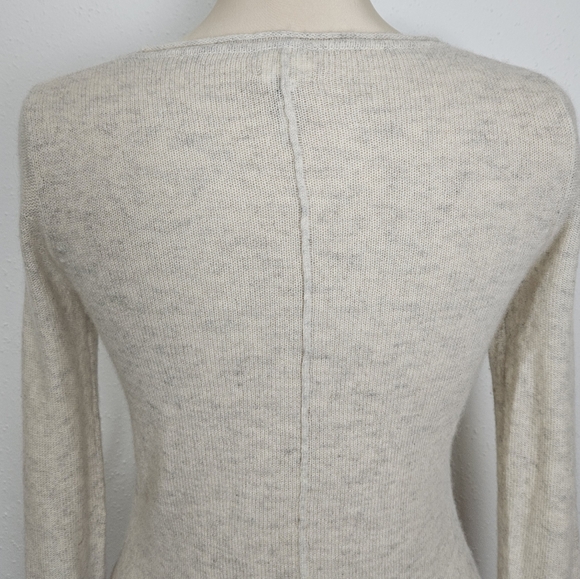 Qi Featherweight Scoopneck Cashmere Pocket Sweater in Heathered Cream Size XS - Picture 6 of 12